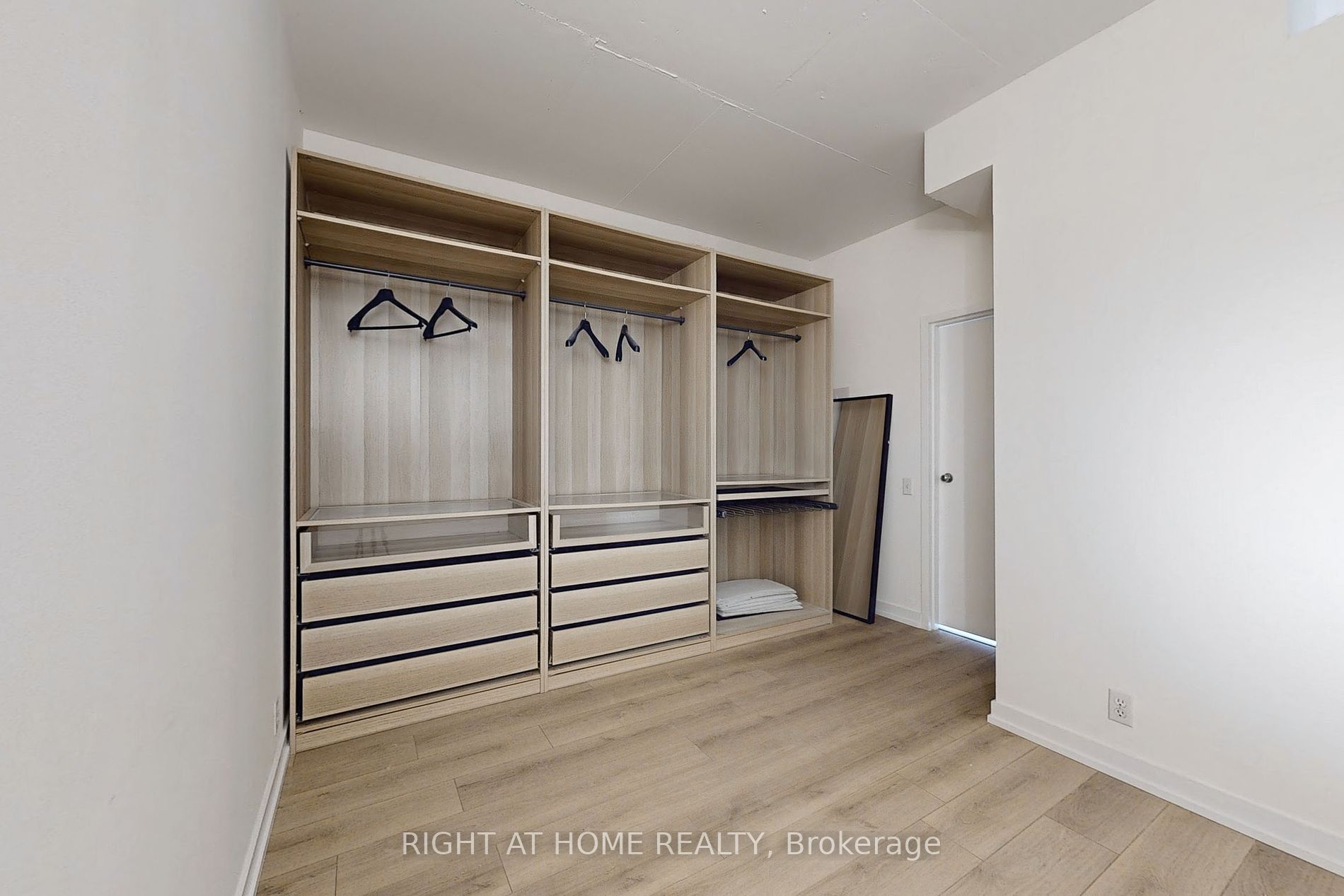 36 Charlotte St, #405