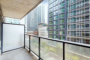 125 BLUE JAYS Way, #907
