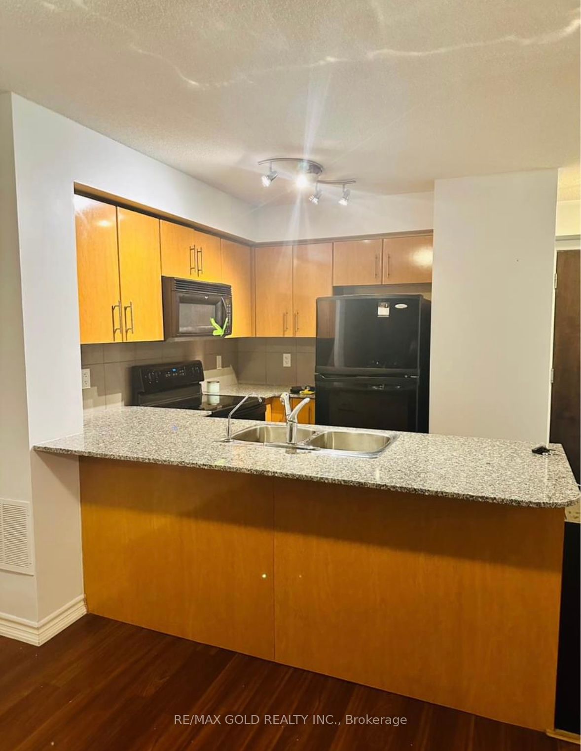 16 Yonge Street #1808