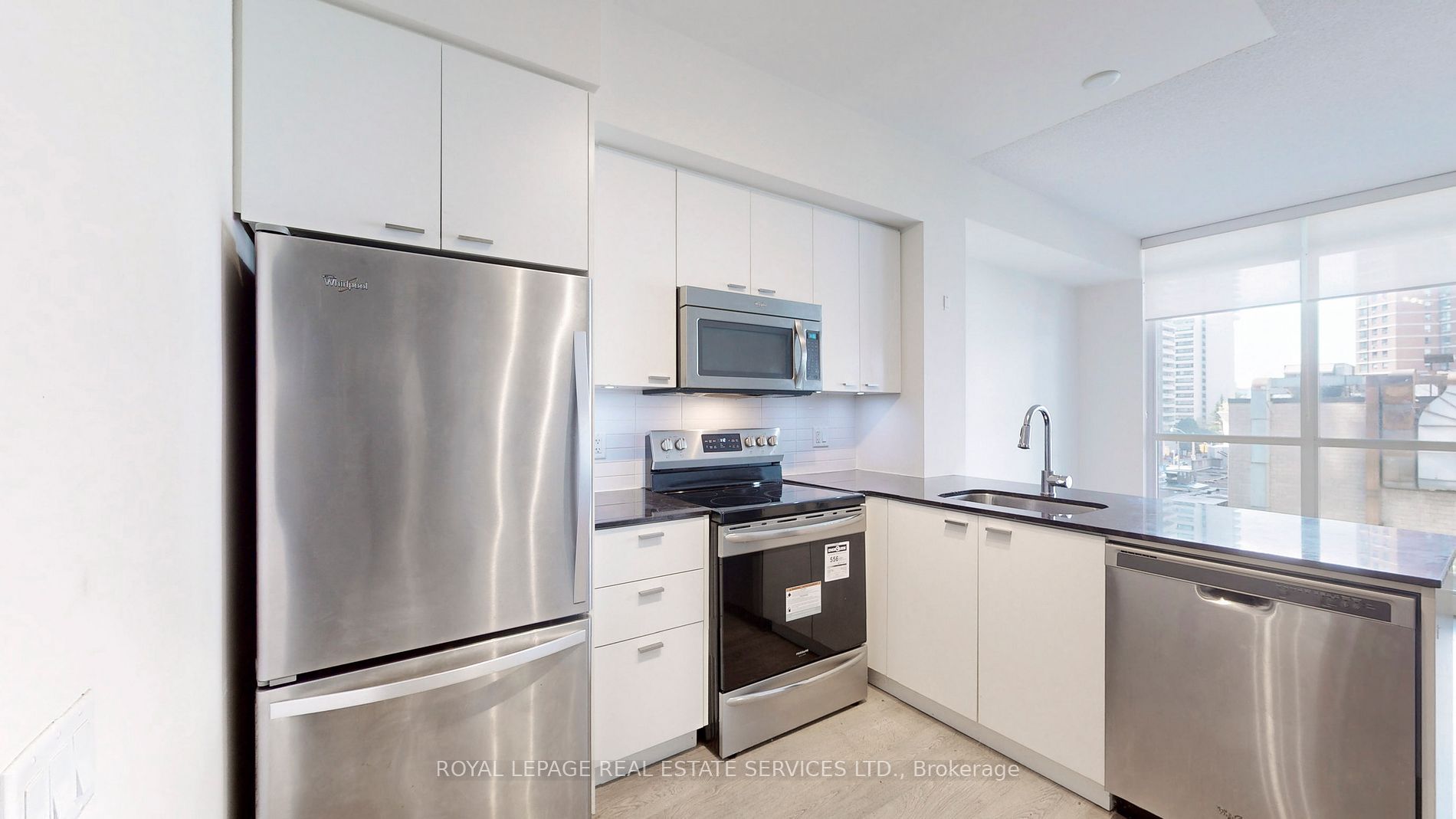30 Roehampton Ave, #413