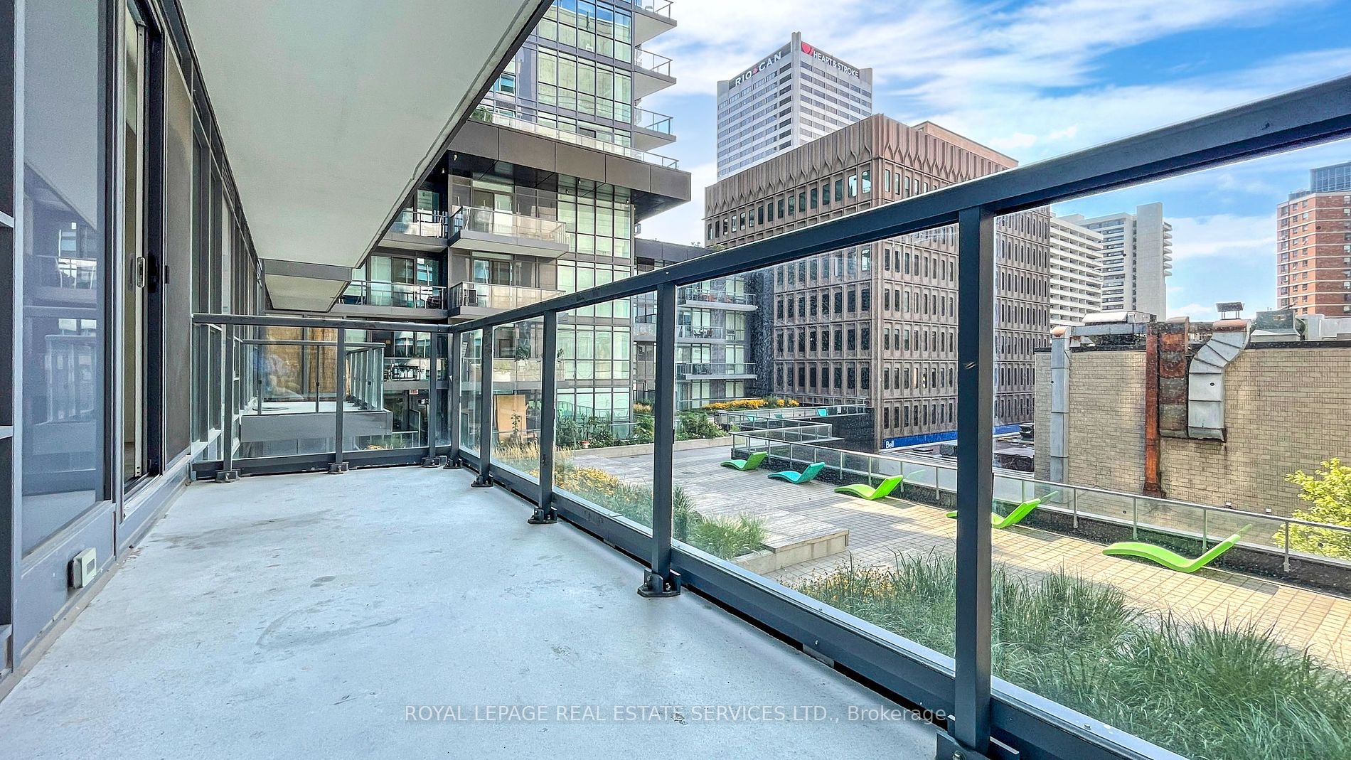 30 Roehampton Ave, #413