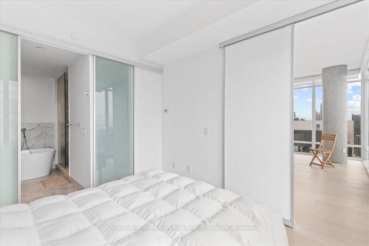 488 University Ave, #3910