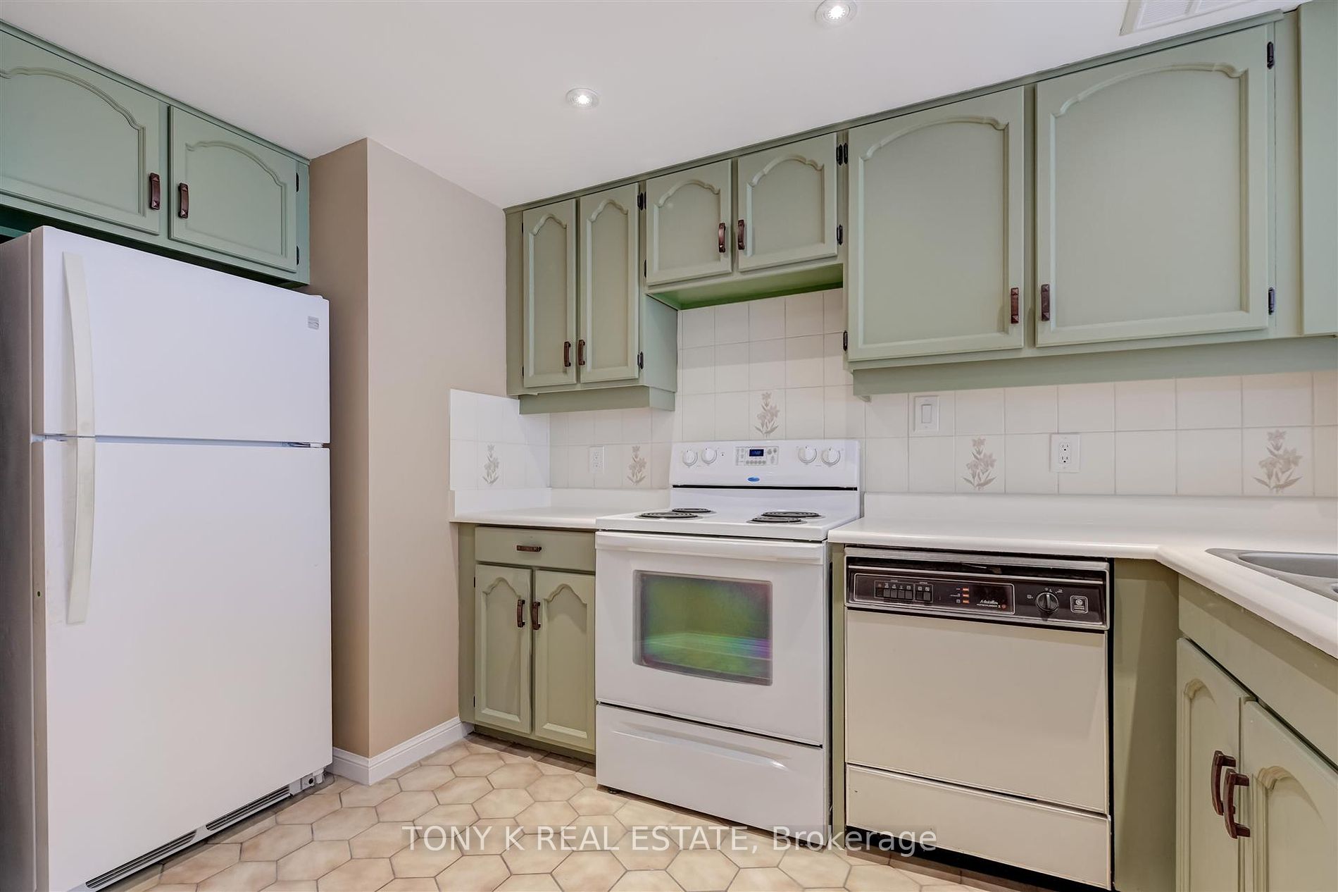 5444 Yonge St, #502A