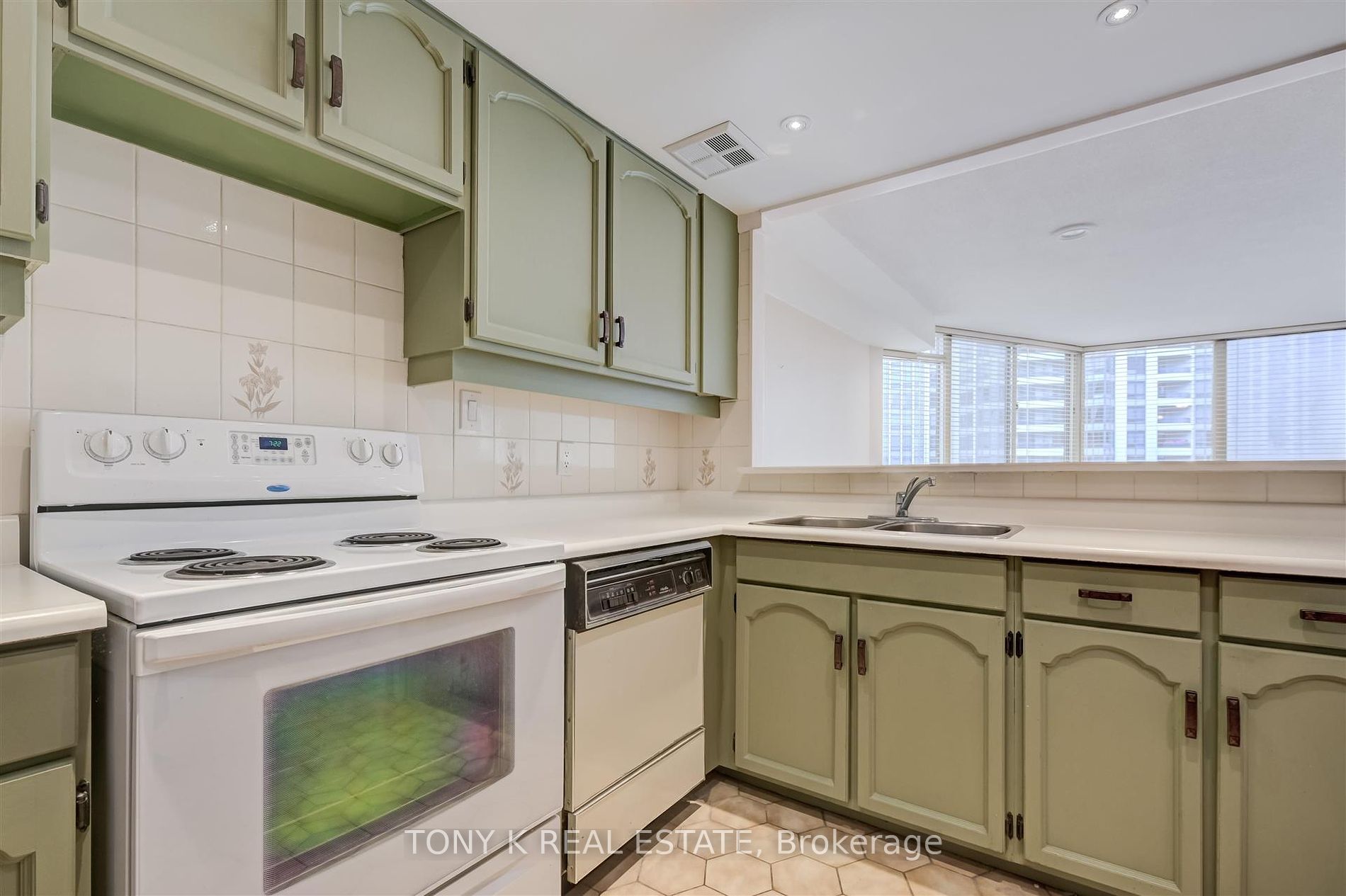 5444 Yonge St, #502A