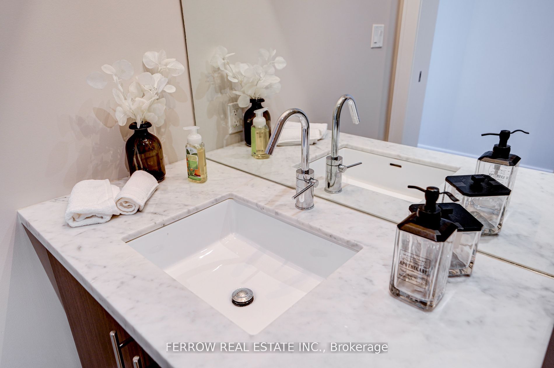 39 Queens Quay E, #101