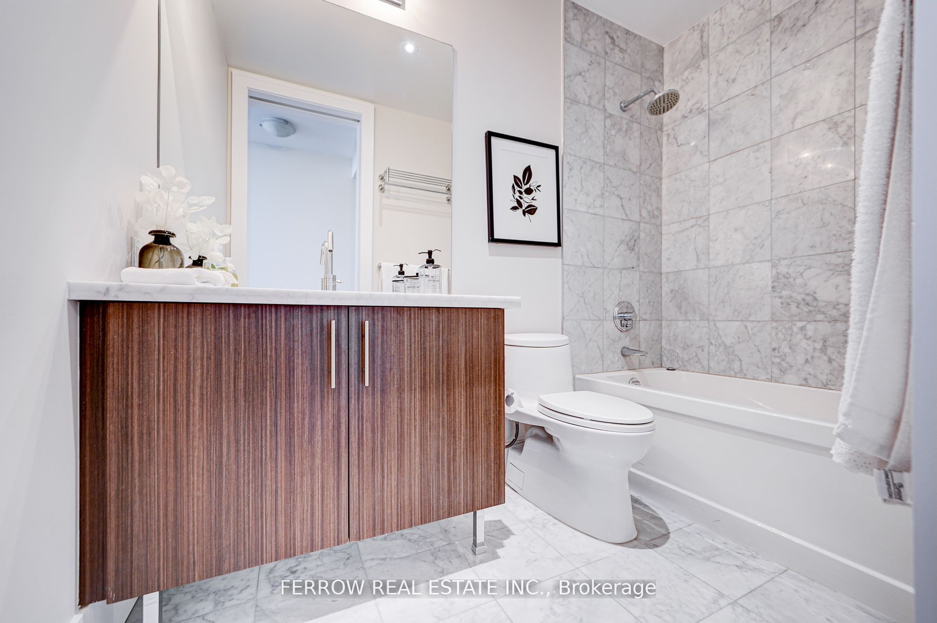 39 Queens Quay E, #101