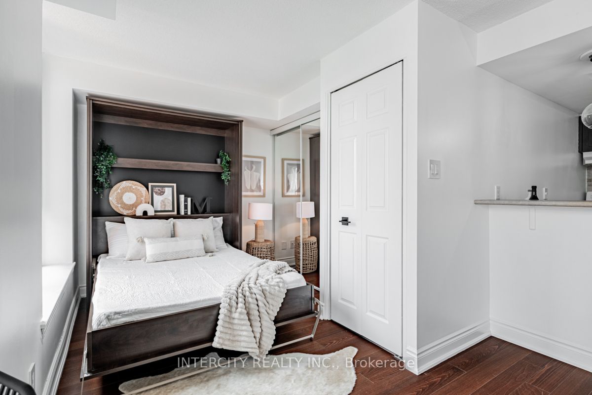 801 King St W, #924