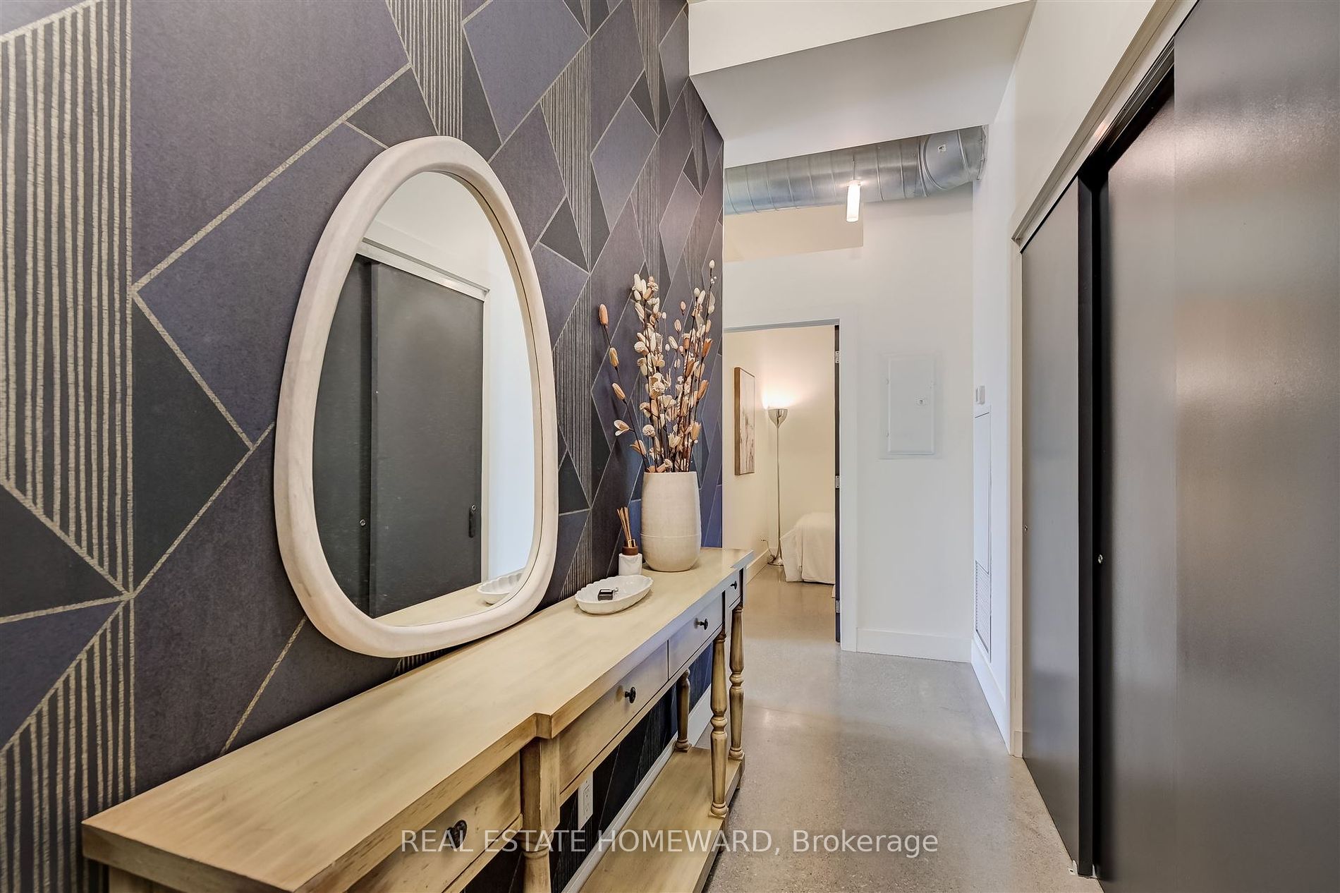 569 King St E, #406