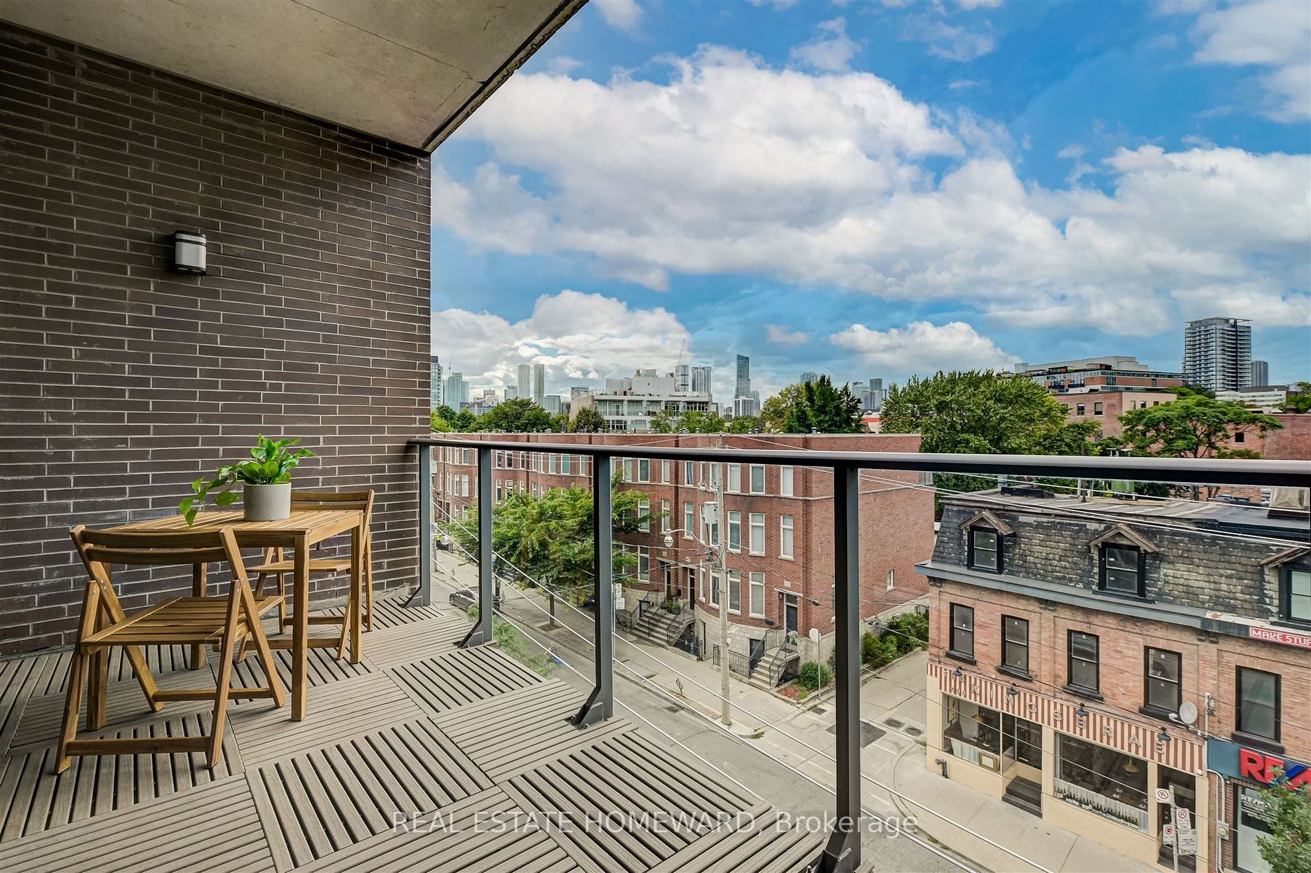 569 King St E, #406