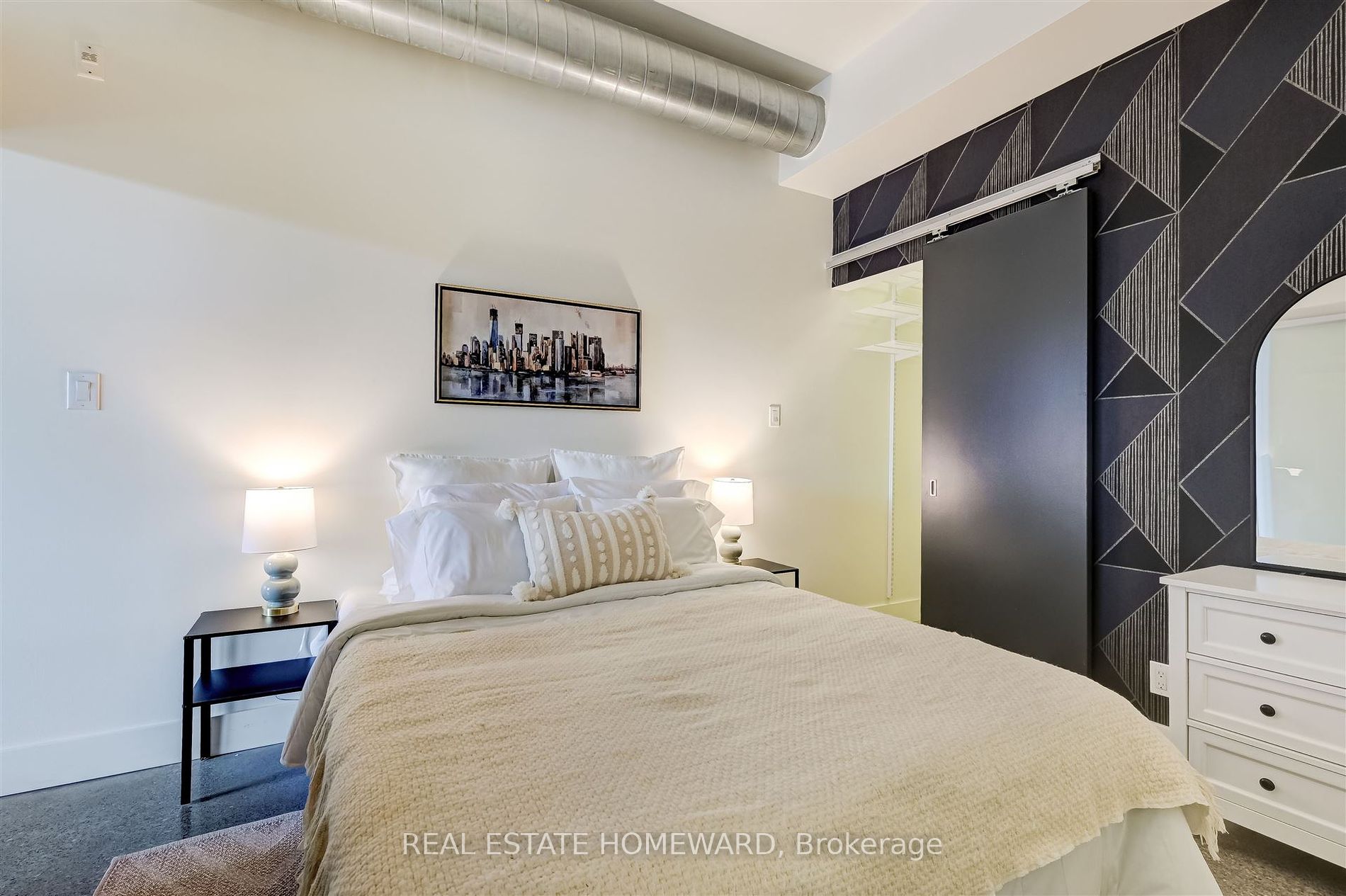 569 King St E, #406