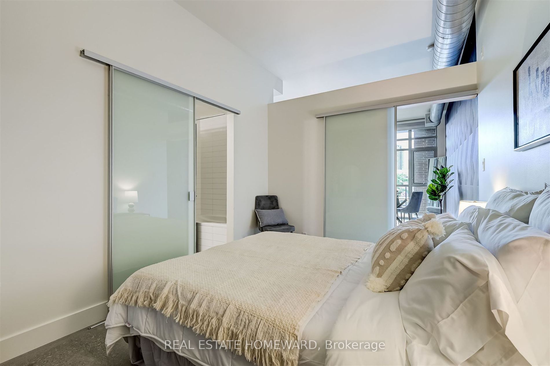 569 King St E, #406