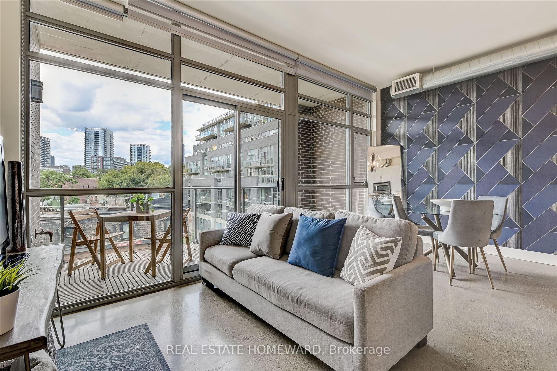 569 King St E, #406