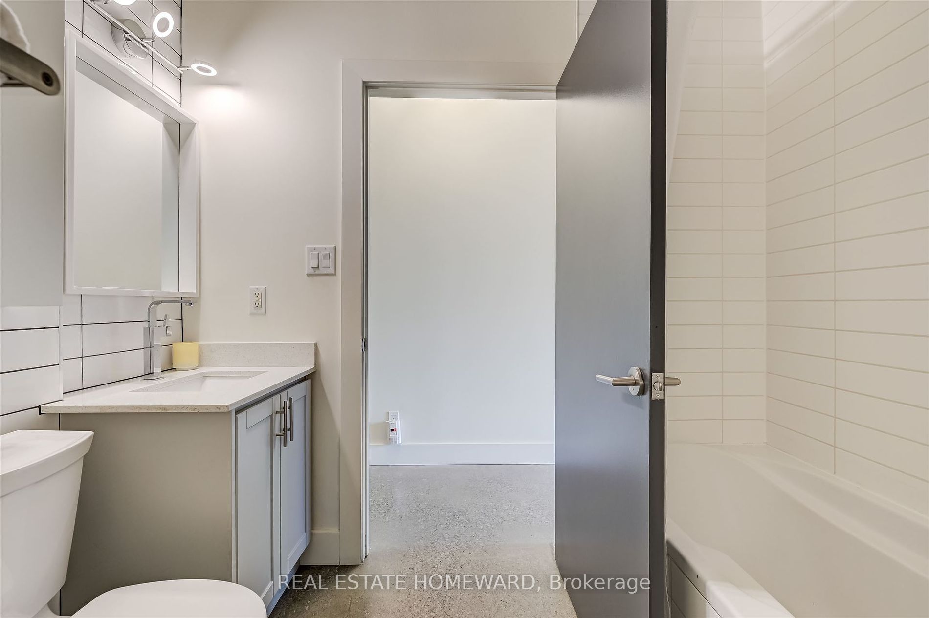 569 King St E, #406