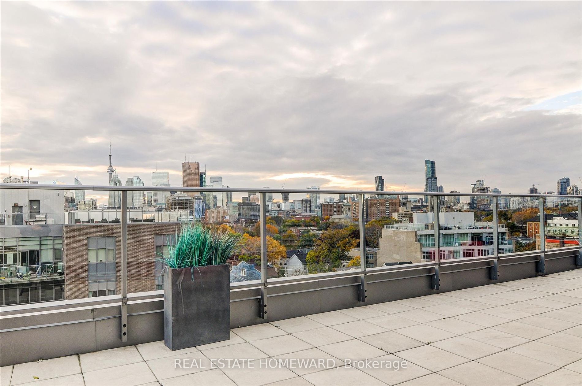 569 King St E, #406