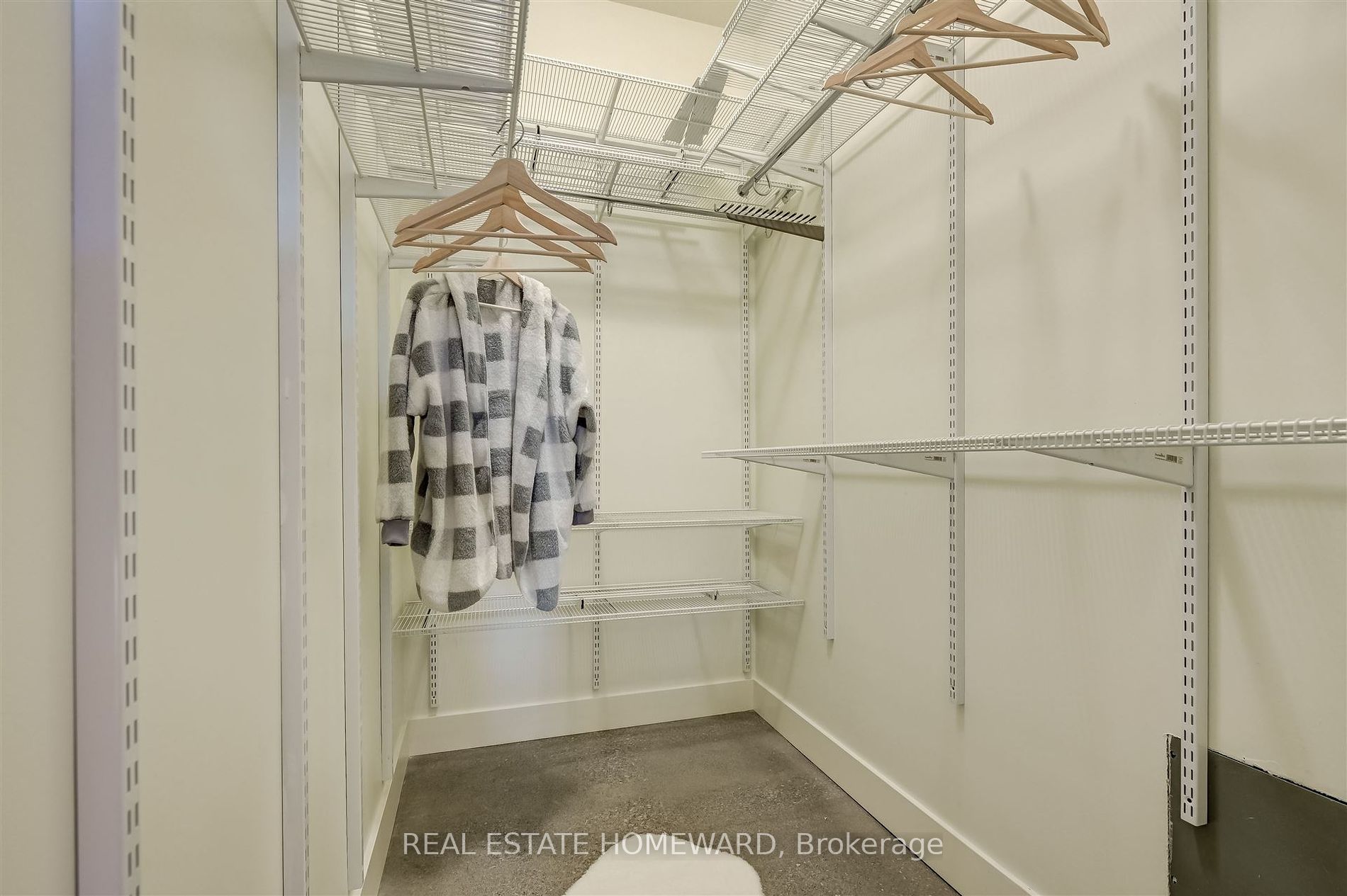 569 King St E, #406