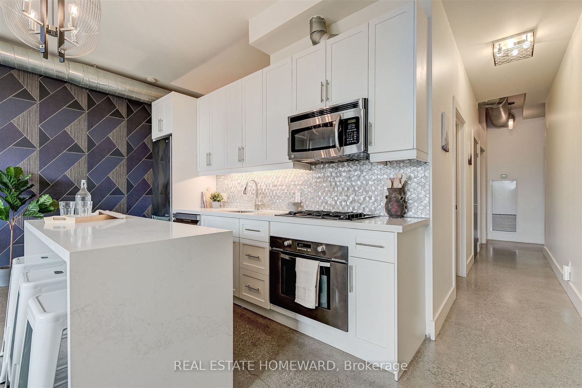 569 King St E, #406