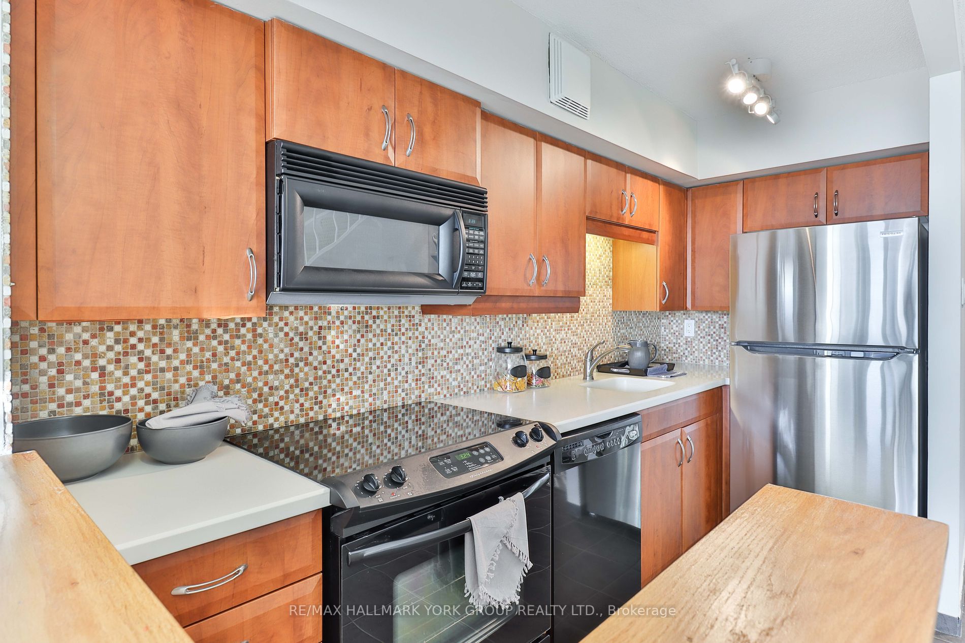 86 Gerrard St E, #22C