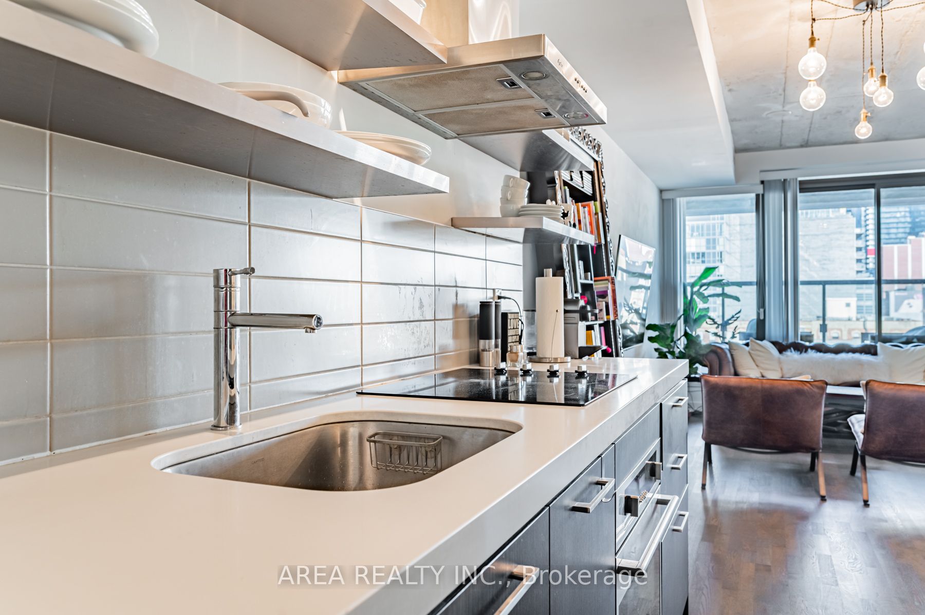 560 King Street W, #610