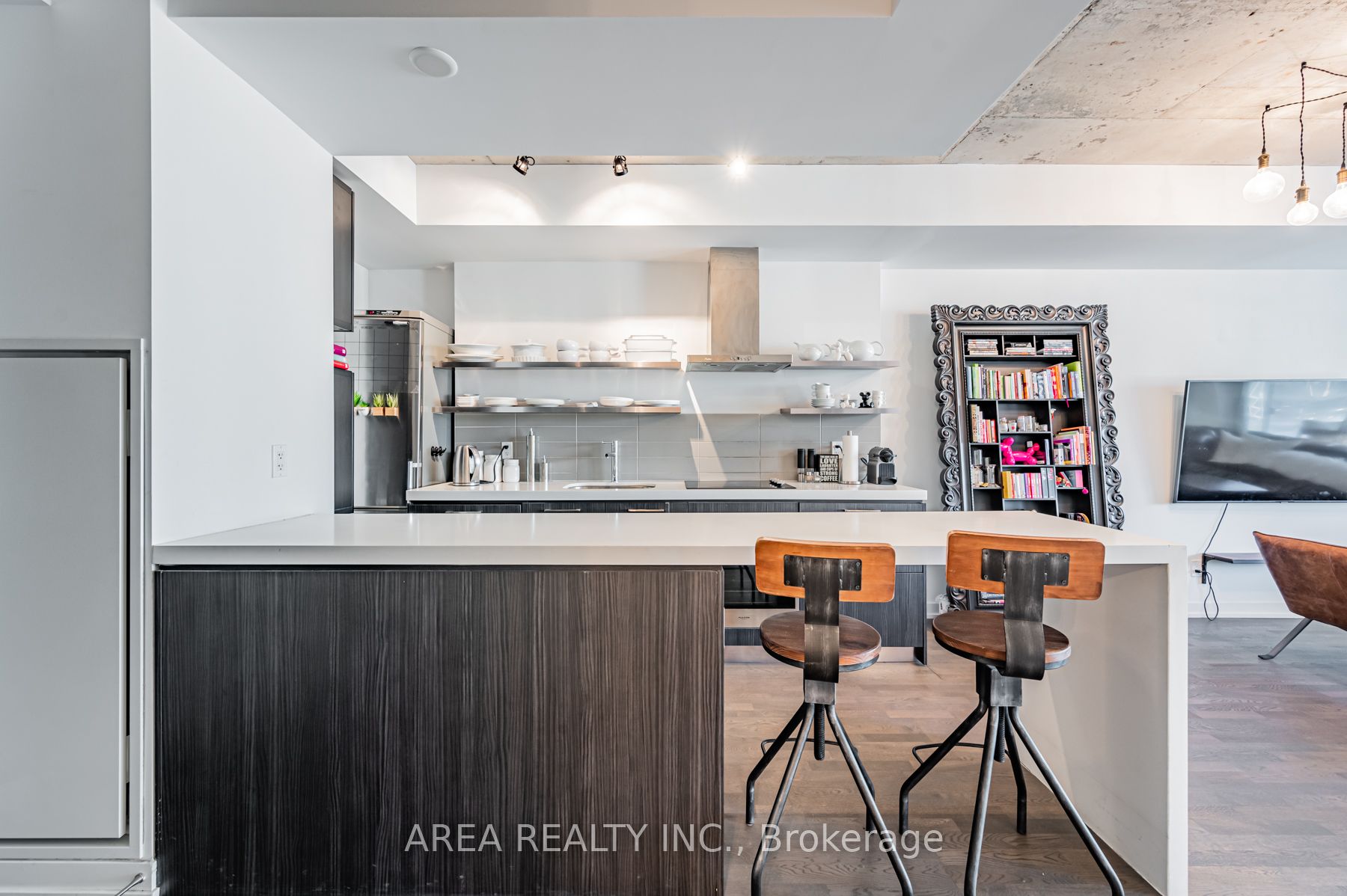 560 King Street W, #610