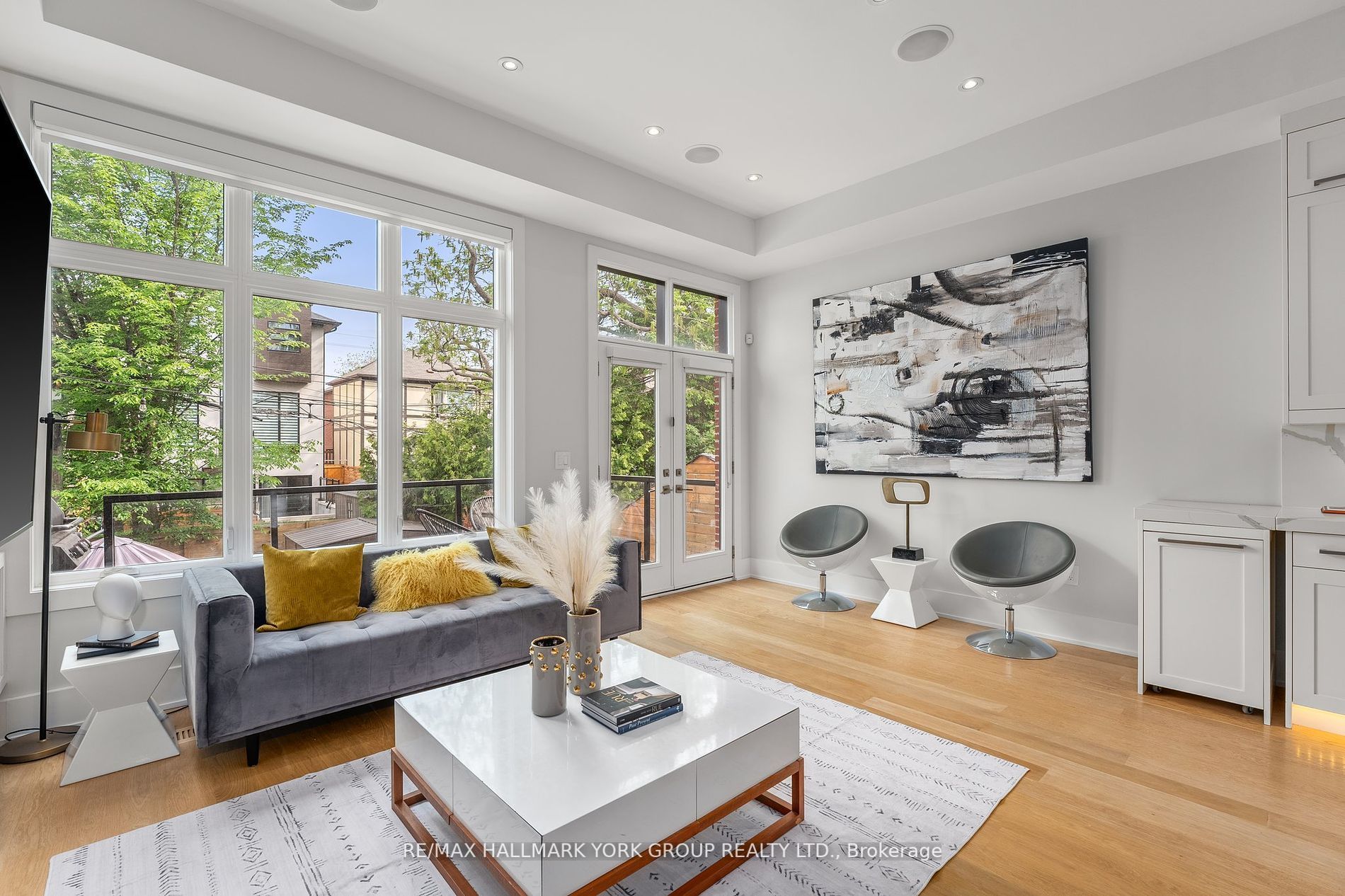 100 Roe Ave