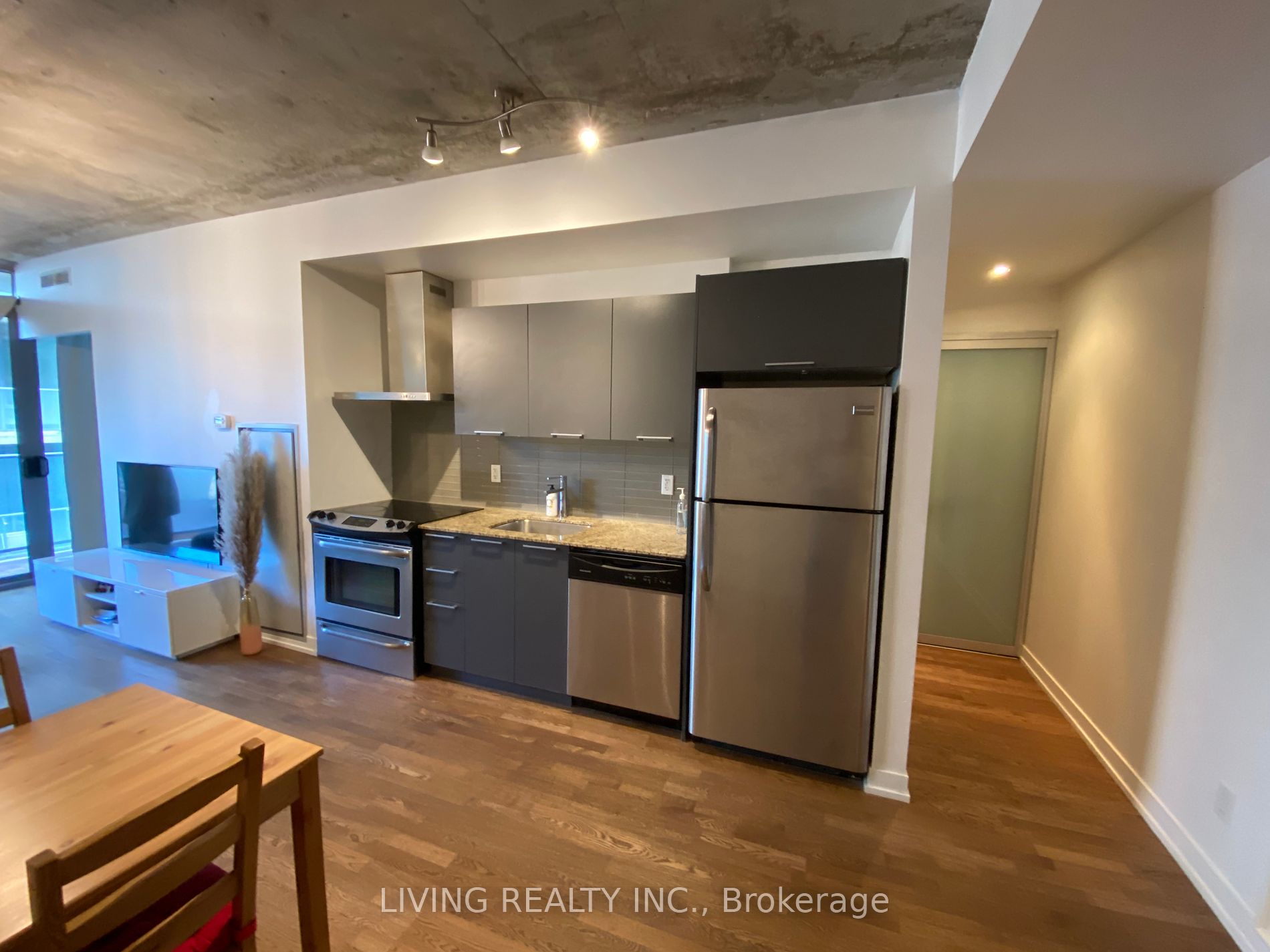 650 King St W, #604