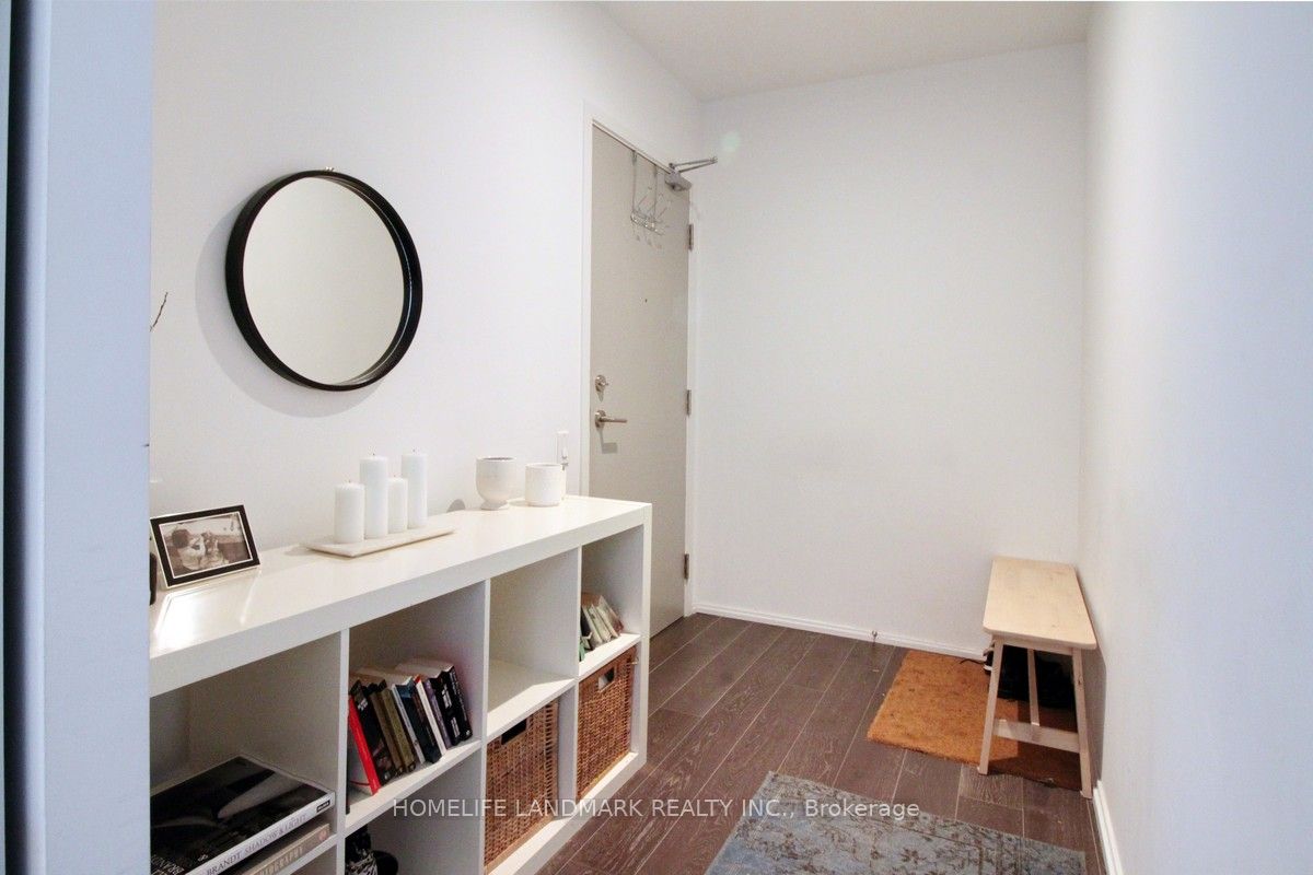 68 Shuter Street, #910