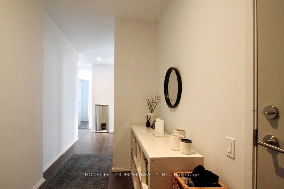 68 Shuter Street, #910
