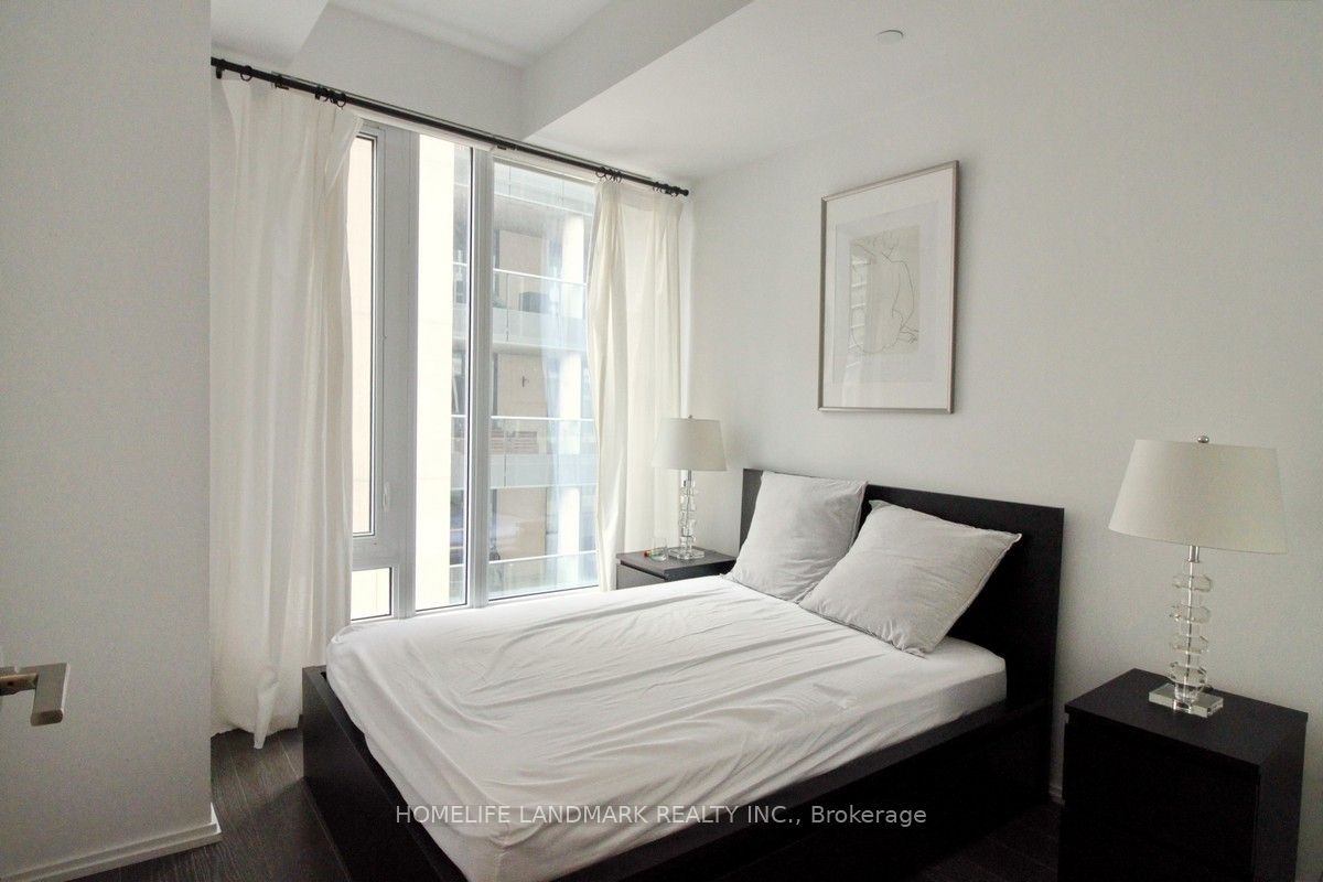 68 Shuter Street, #910