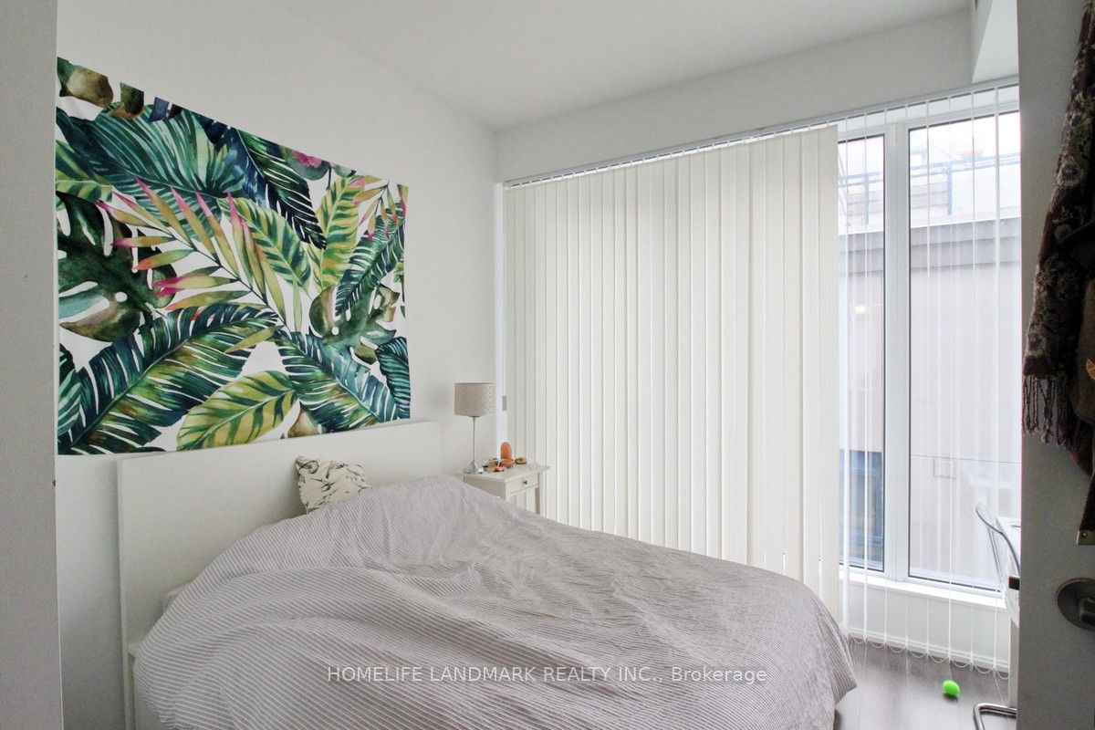 68 Shuter Street, #910