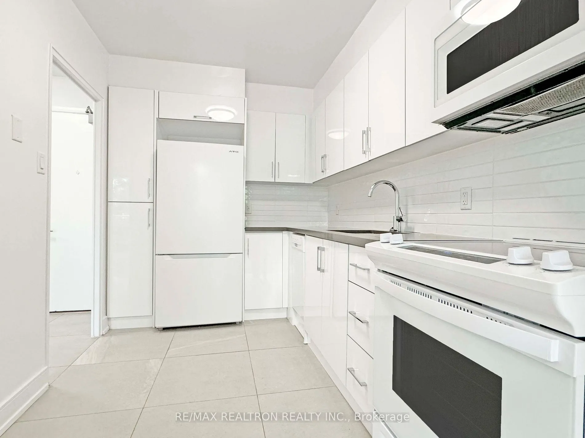 10 Shallmar Blvd, #208