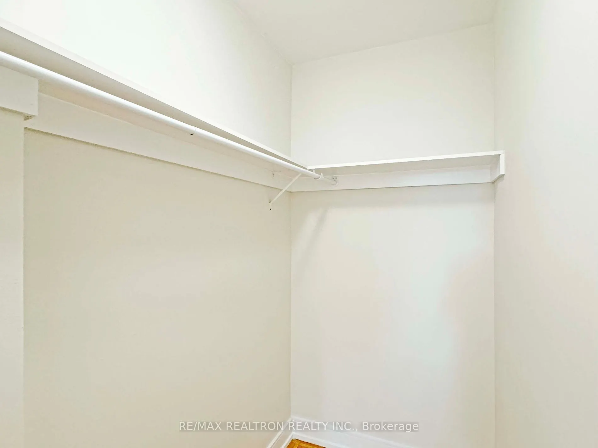 10 Shallmar Blvd, #208