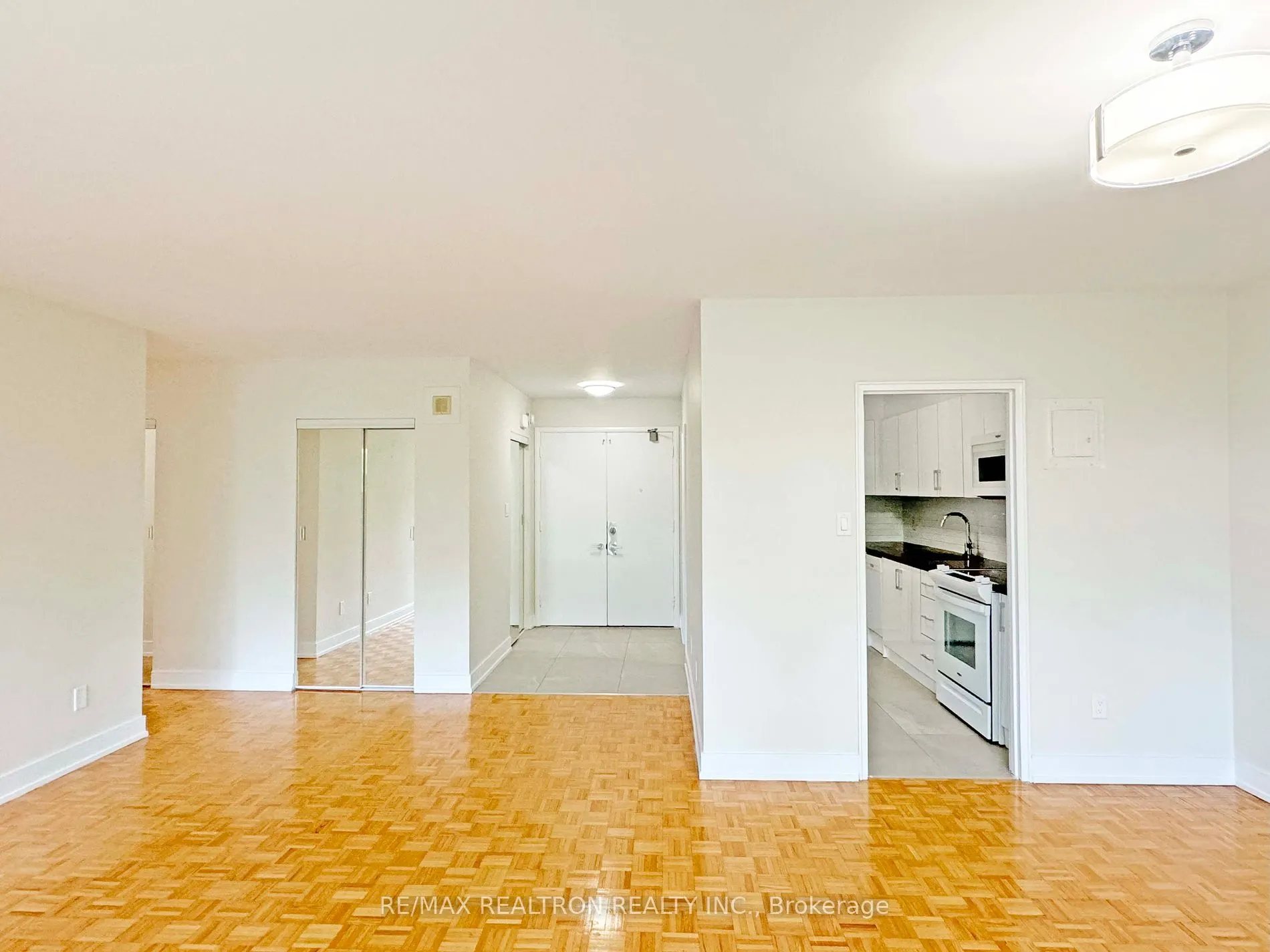 10 Shallmar Blvd, #208