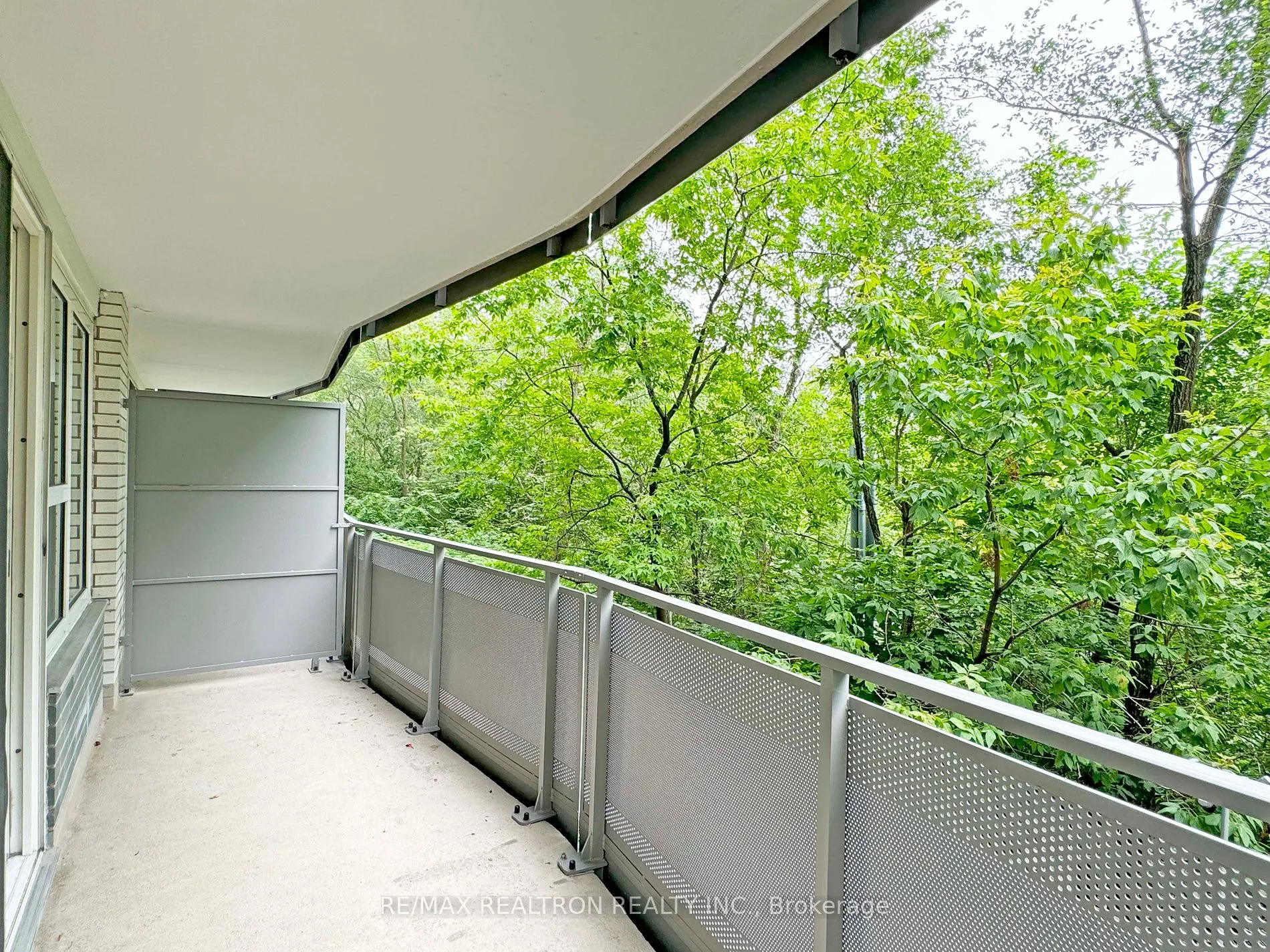 10 Shallmar Blvd, #208