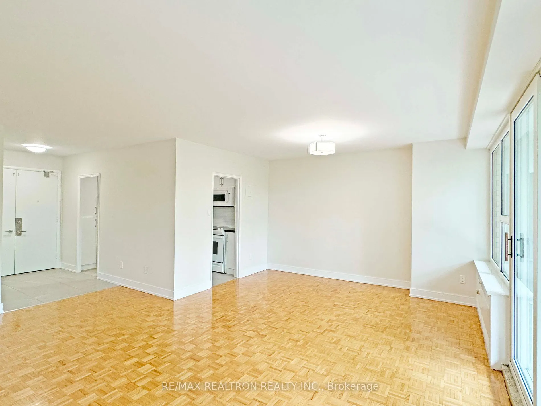 10 Shallmar Blvd, #208