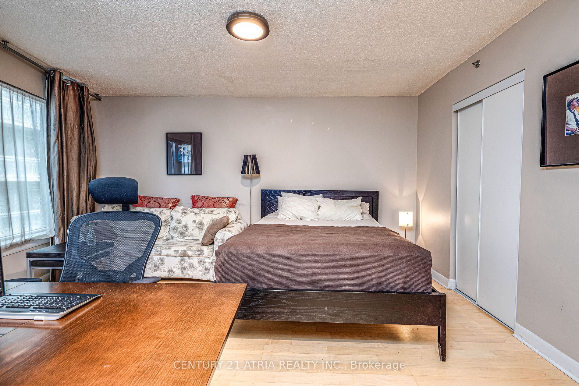210 Victoria St, #809