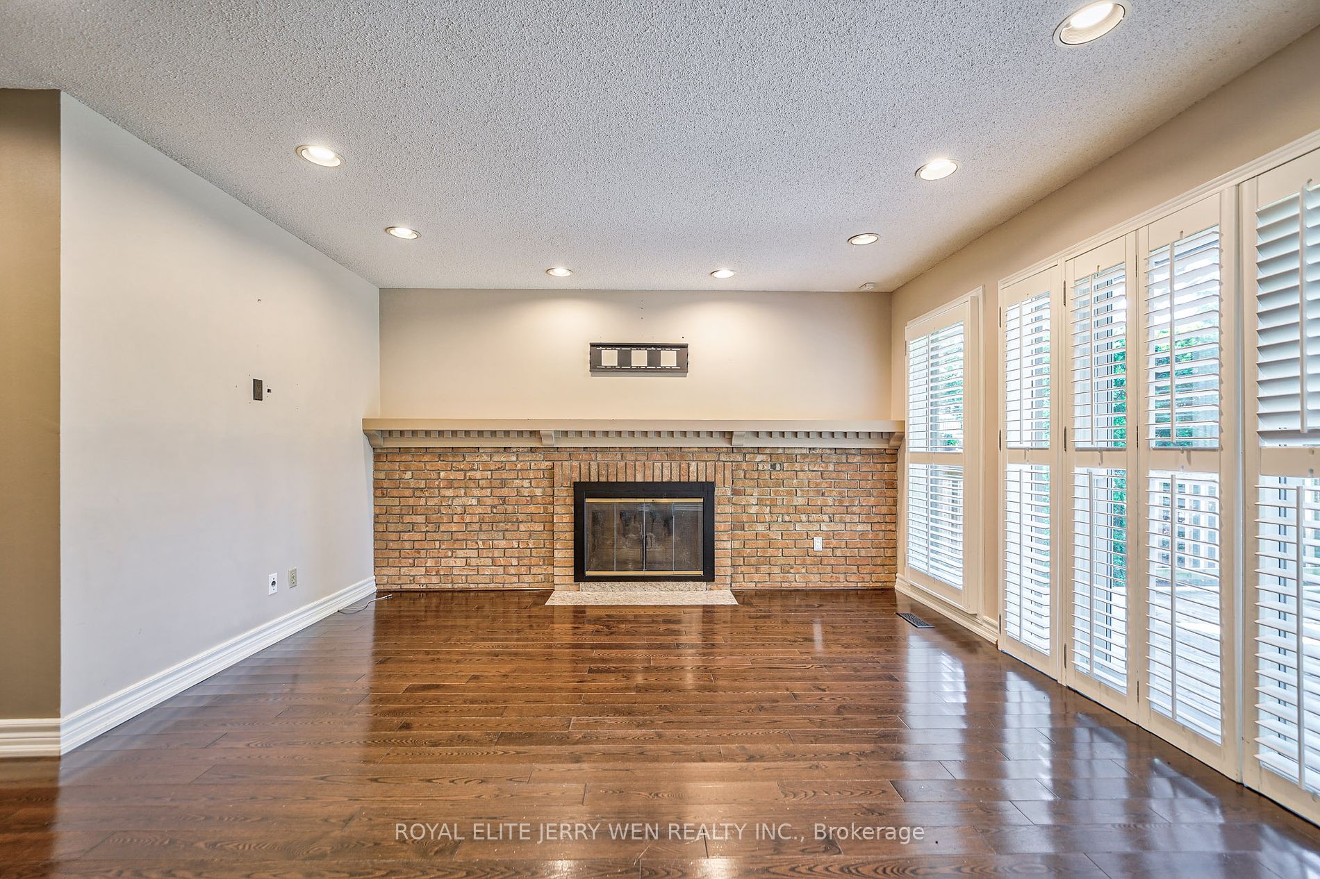 10 Mellowood Dr
