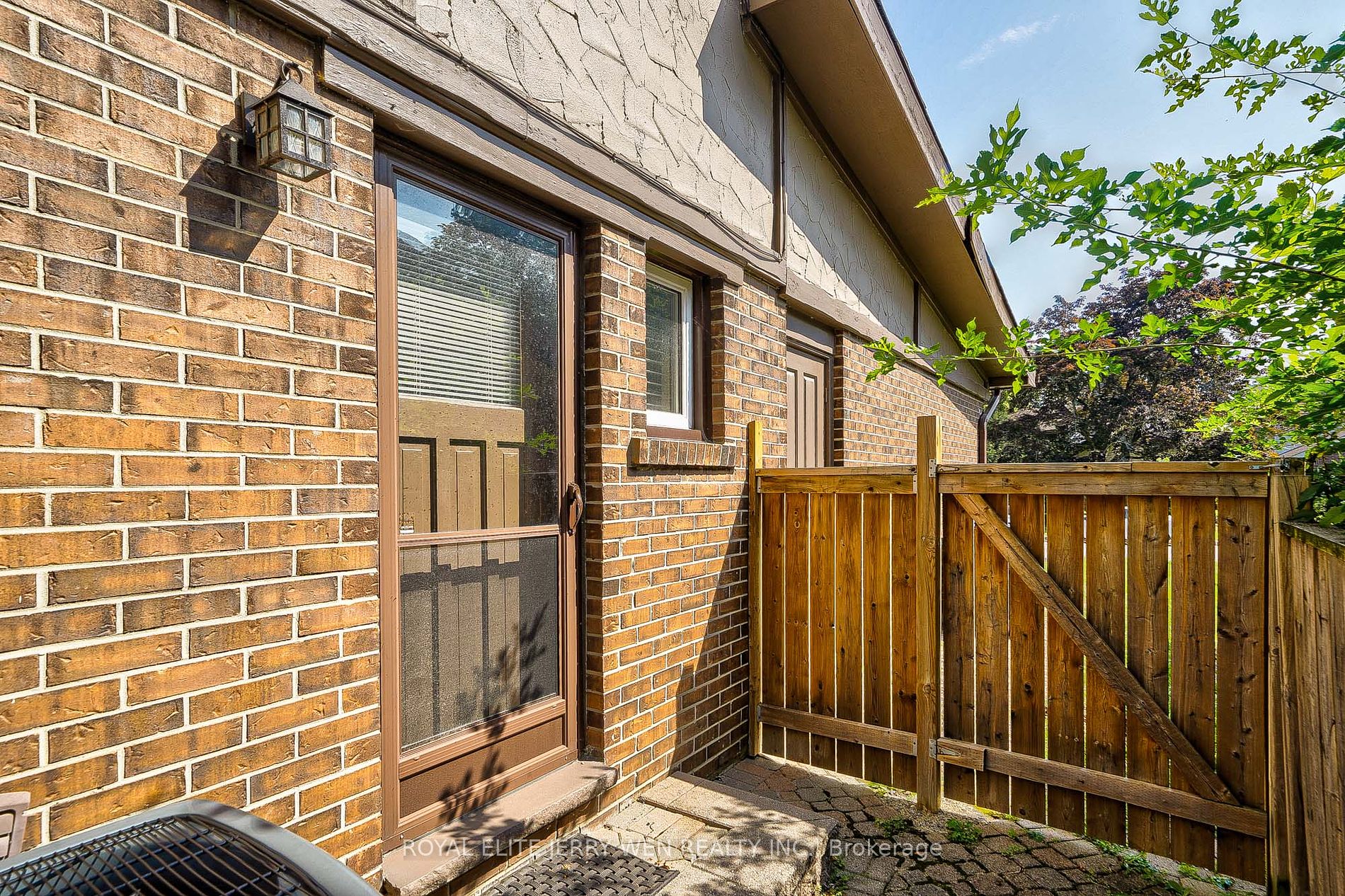 10 Mellowood Dr