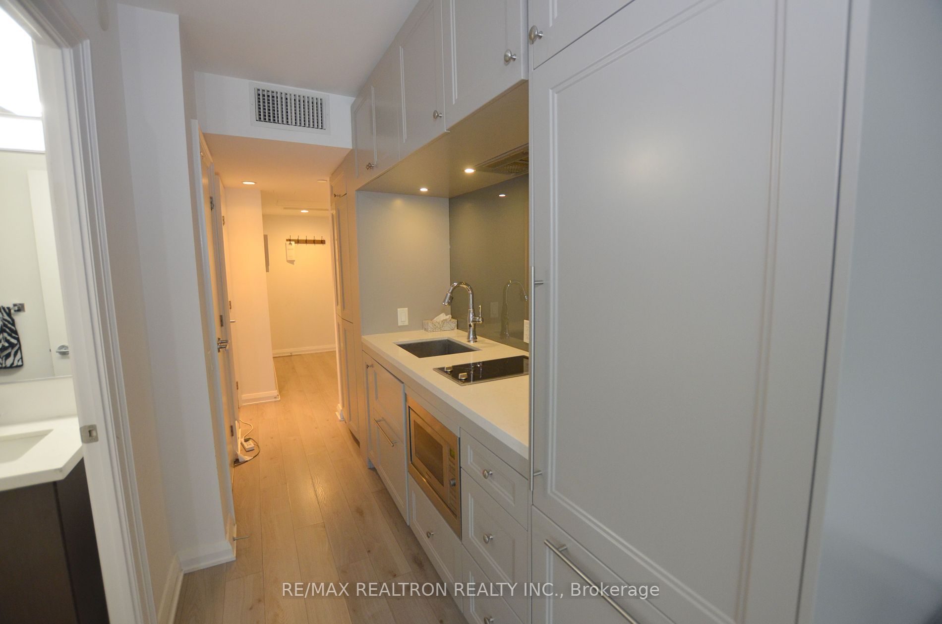 155 Yorkville Ave, #713