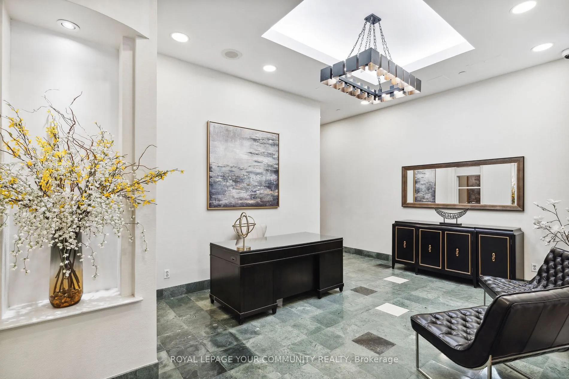 409 Bloor St E, #602