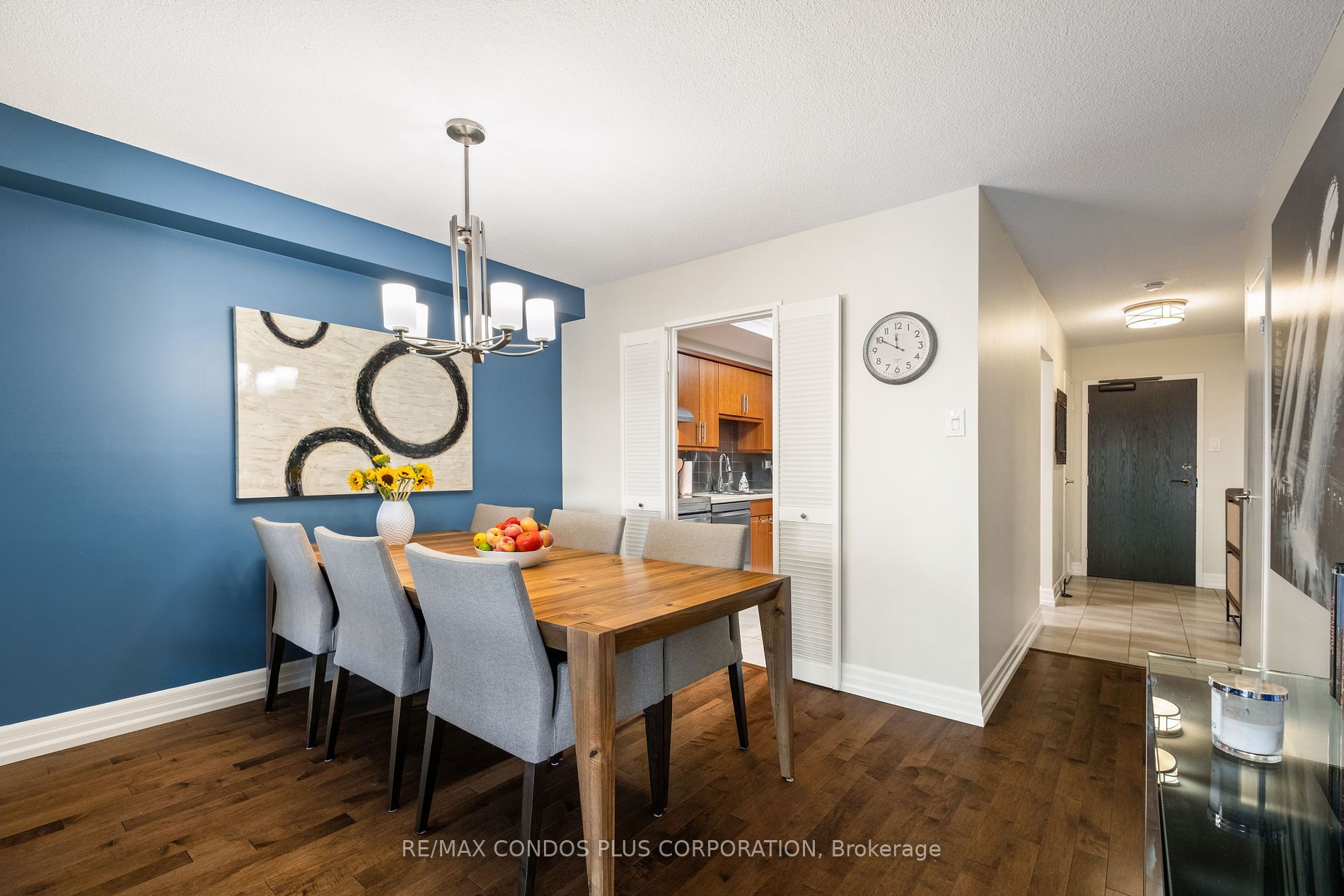 62 Wellesley Street W #304
