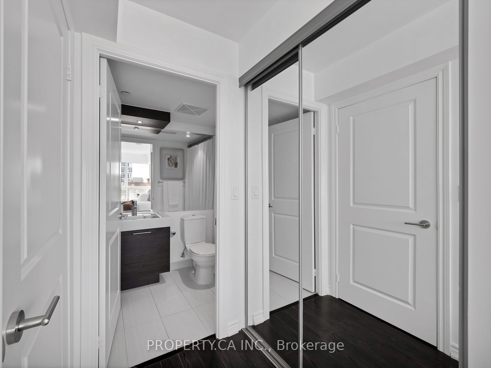386 Yonge St, #2105