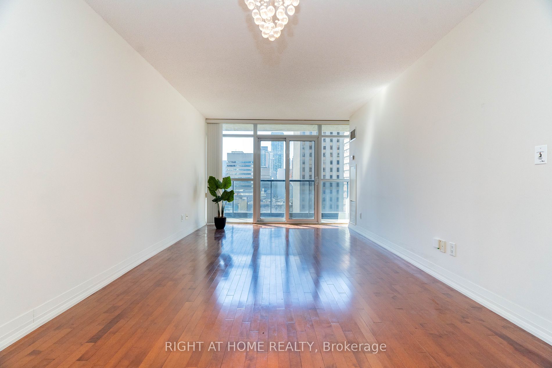 21 Carlton St, #1010