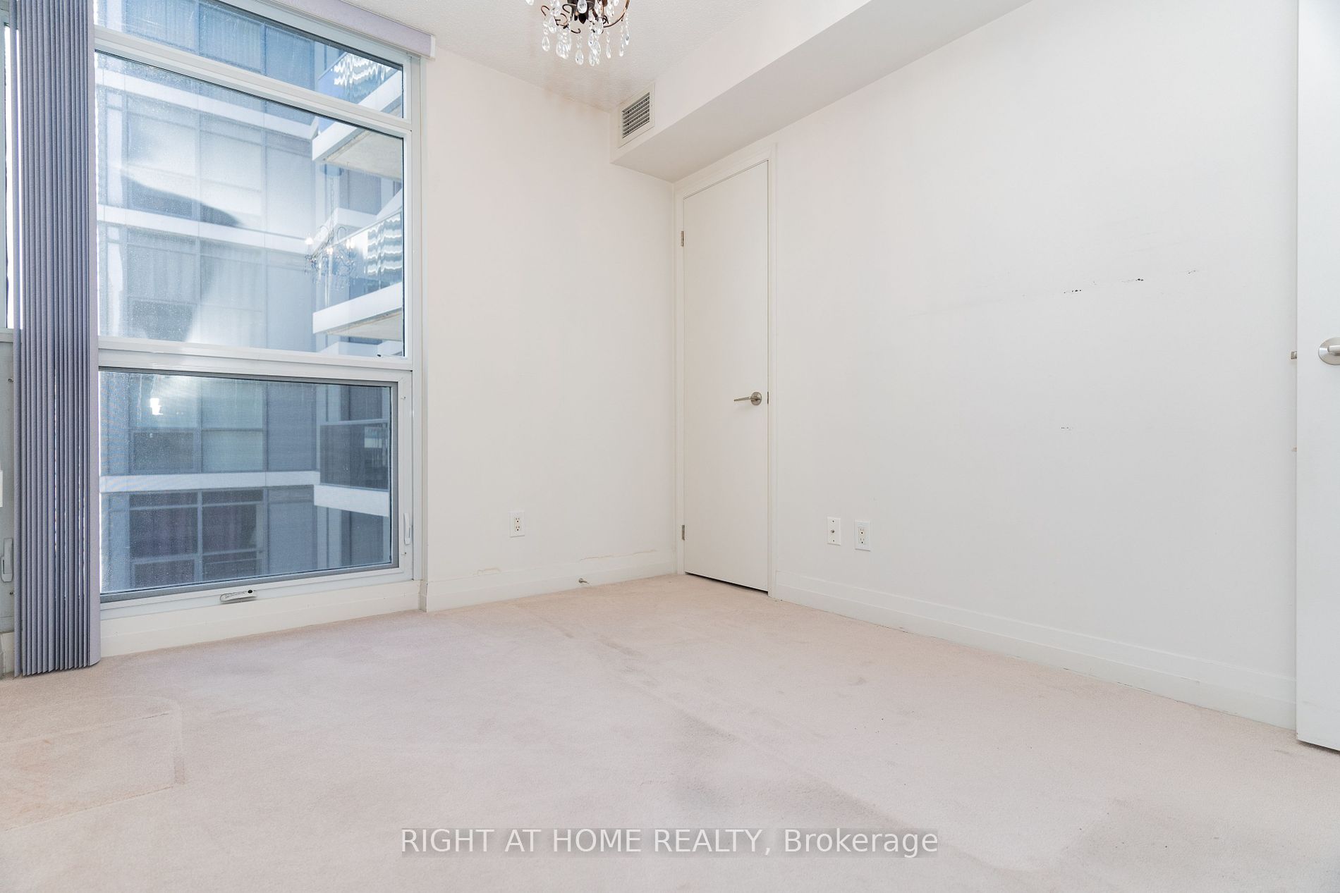 21 Carlton St, #1010