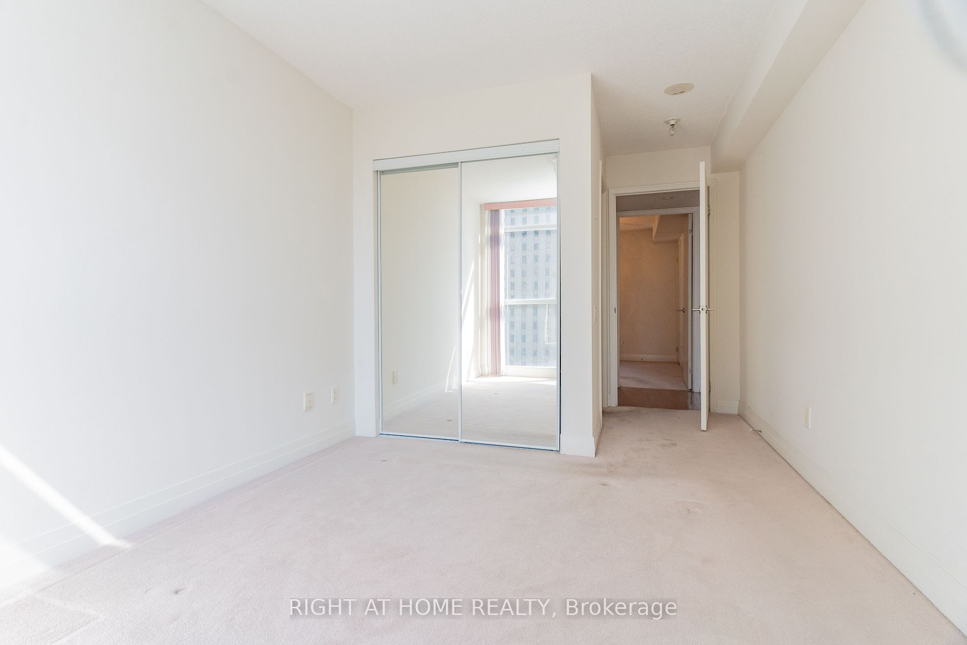 21 Carlton St, #1010