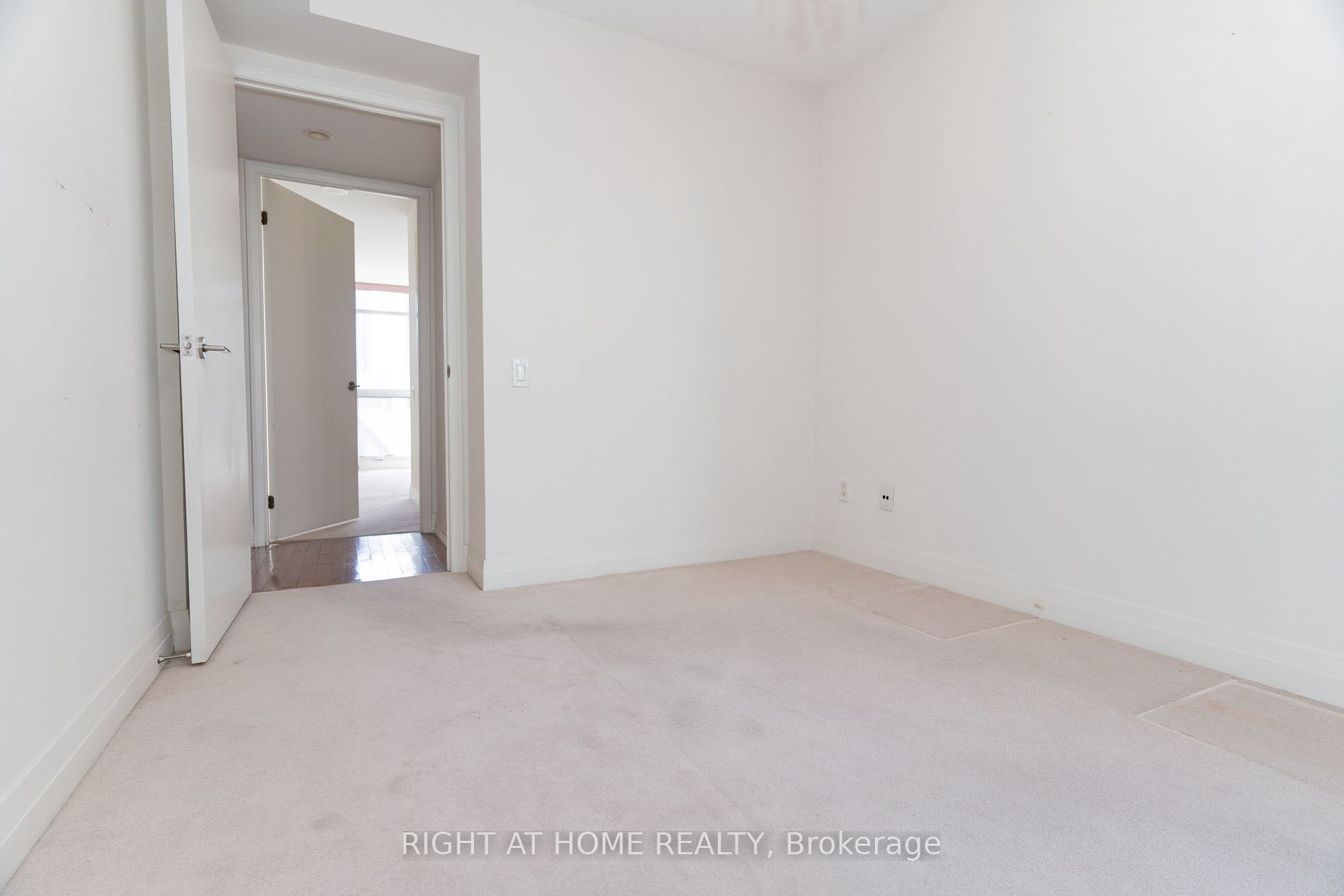 21 Carlton St, #1010