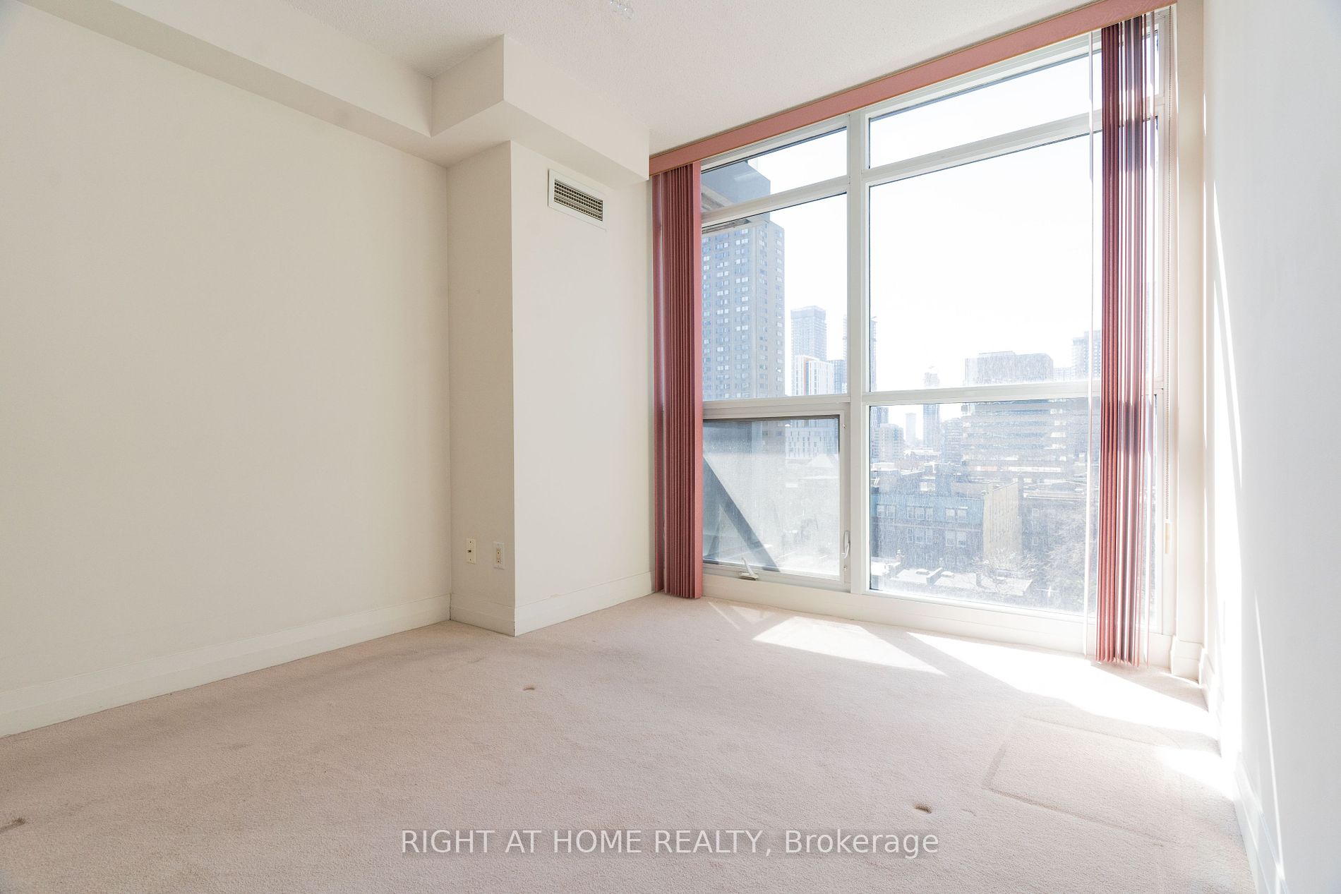 21 Carlton St, #1010
