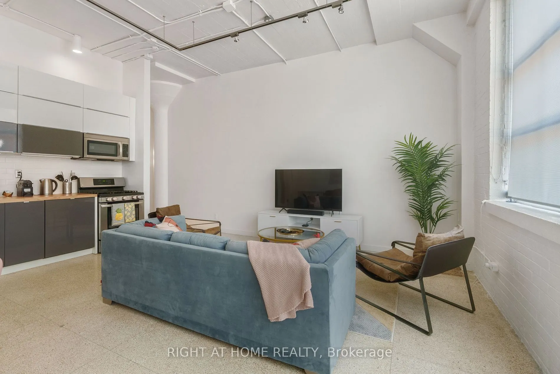 365 Dundas St E, #102