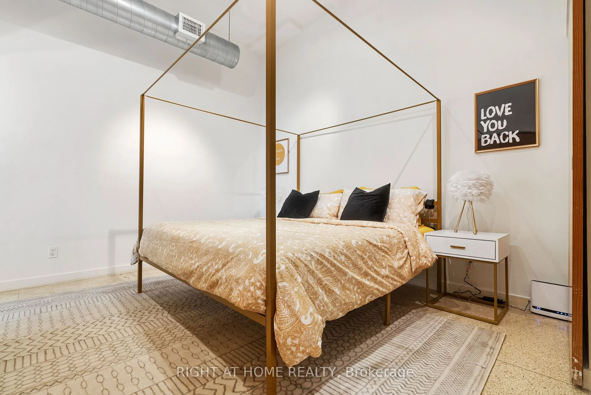 365 Dundas St E, #102