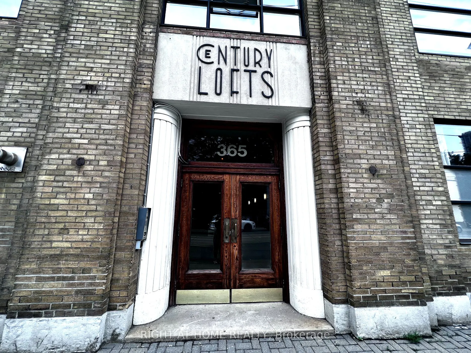 365 Dundas St E, #102