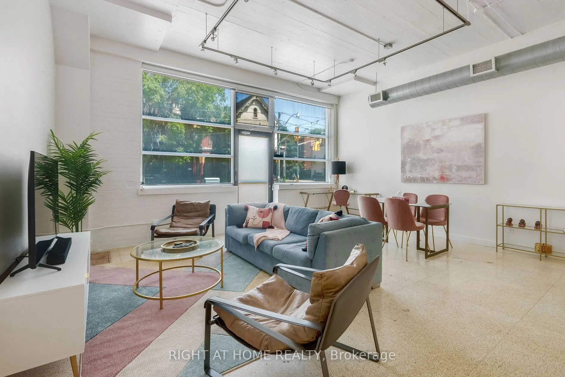 365 Dundas St E, #102